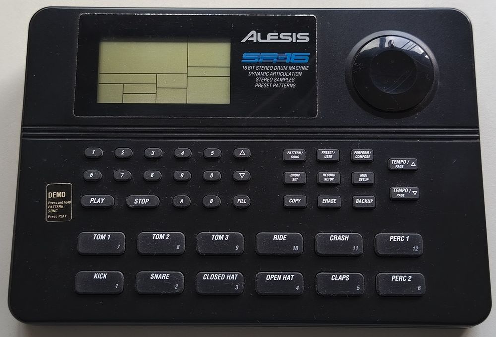 Caixa de ritmos ALESIS SR-16