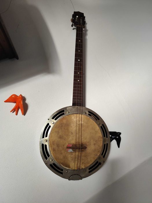 Um Banjo profissional de 4 cordas, conhecido por Bandola