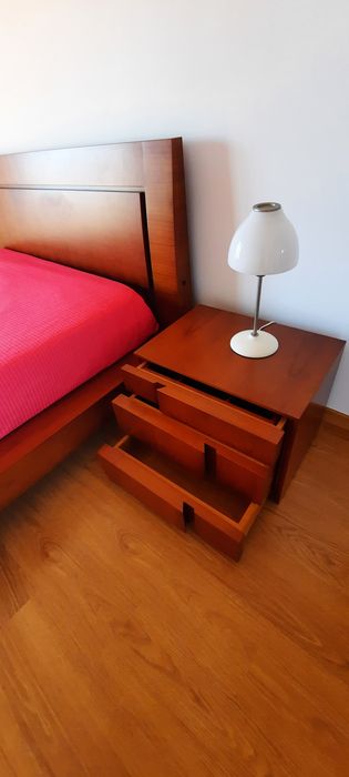 Cama de casal com duas mesass de cabeceira