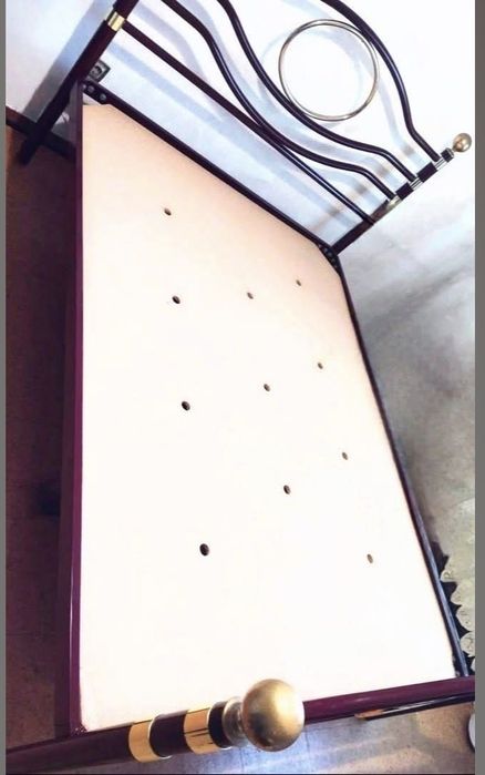 Vendo cama de casal bordou em ferro.
