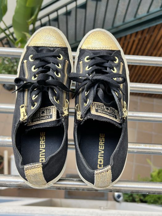 Tenis Converse All Star pretas com detalhes dourados