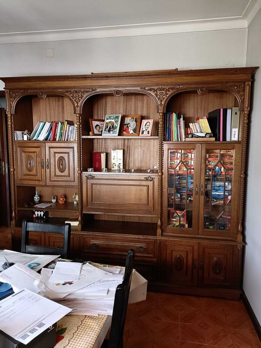 Móvel antigo em excelente estado espaçoso