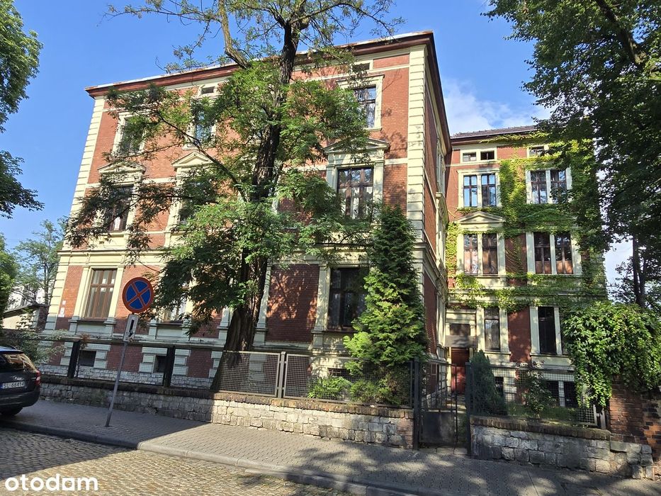 Apartament w prestiżowej kamienicy (balkon+2 piwnice)