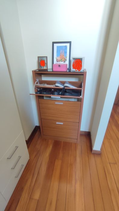 Sapateira moderna com muita arrumação