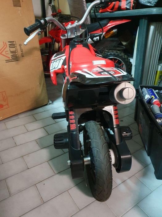 Mota elétrica infantil Injusa Red Fighter 24V – praticamente nova
