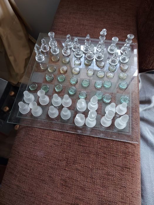 1 tabuleiro de xadrez e de damas em vidro colorido