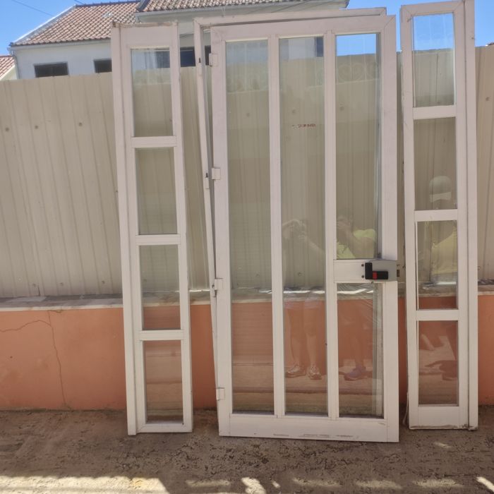 Porta para prédio com aduelas com ou sem laterais