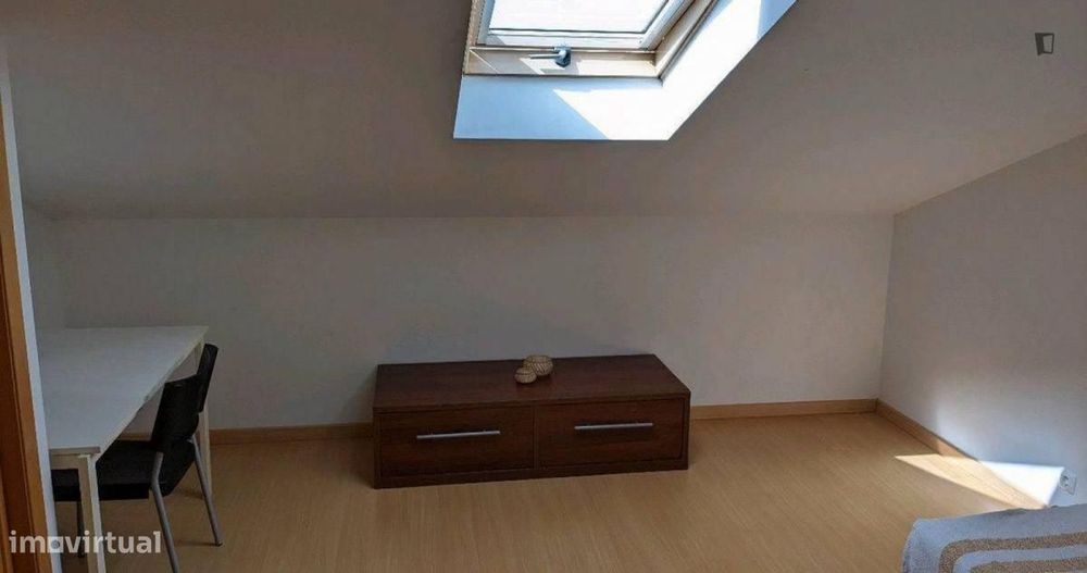 Quarto - localizado em Carcavelos Lisbon