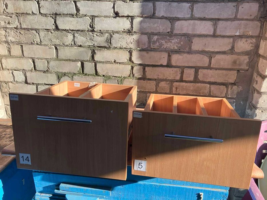 ящики с мебельной стенки и столов