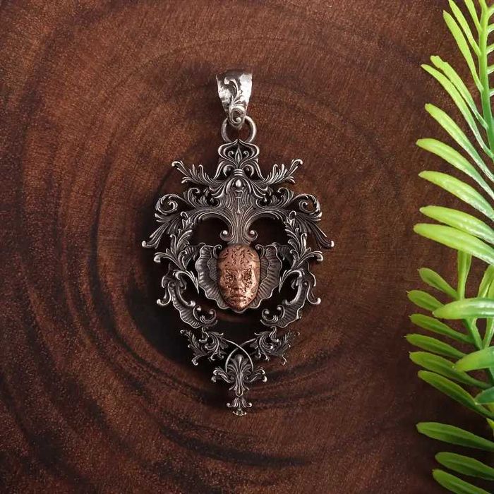 Ожерелье с подвеской в виде головы ведьмы