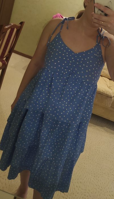 Блакитна сукня в горошок