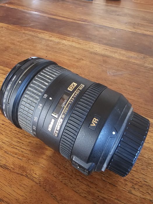 Esta é uma objetiva Nikon AF-S DX NIKKOR 18-200mm f/3.5-5.6G ED VR
