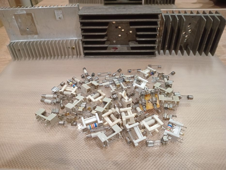 Радиатор аллюминевый . Предохранители с колодками