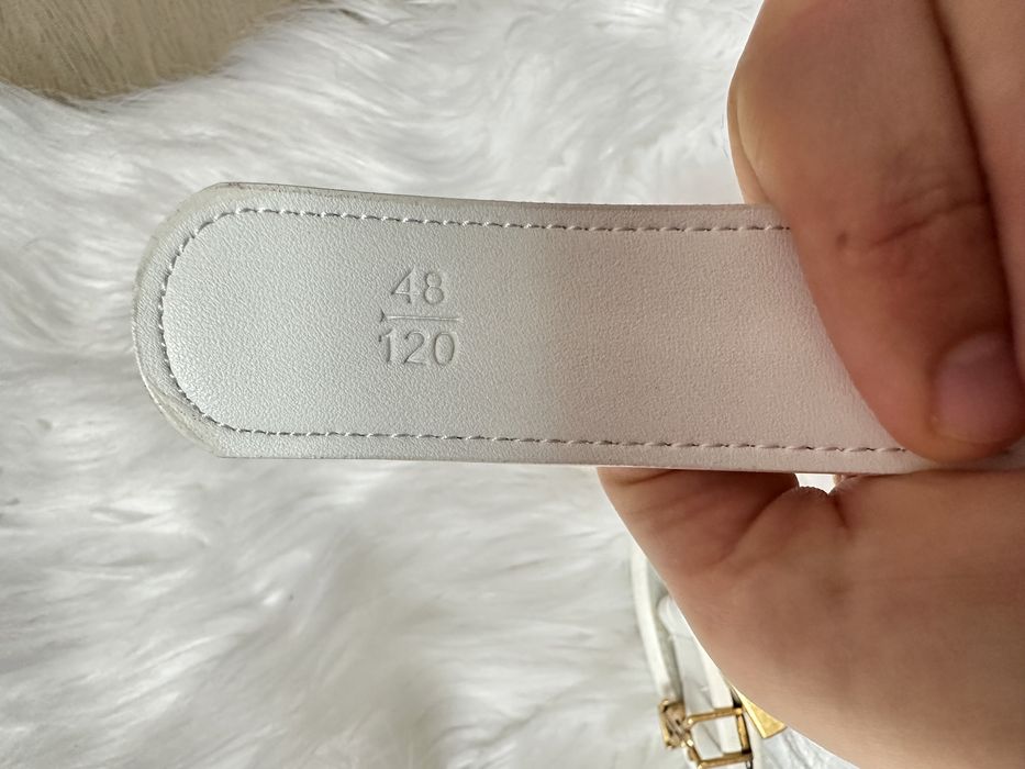 Cinto Branco com fivela e letras em dourado (120cm)