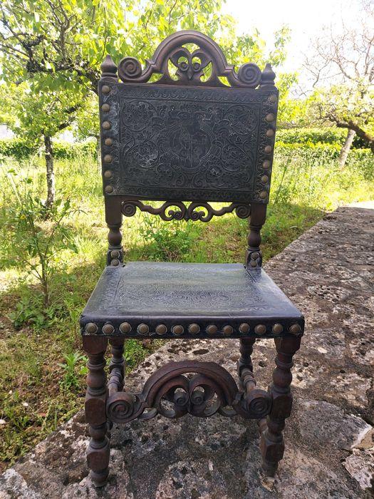 Cadeiras de couro com pregos