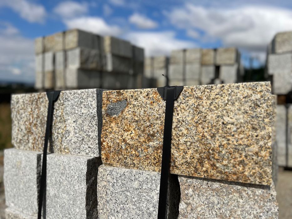Kamień murowy granitowy surowo łupany 20×20×40 | 10×20×40 | Kamień na mur | Mur oporowy | Producent