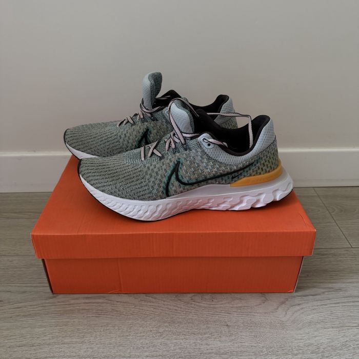 Бігові кросівки Nike react infinity flyknit 42 розмір