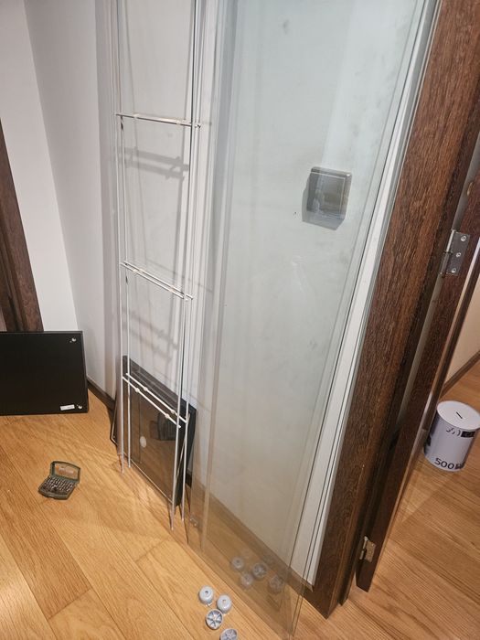 Armário em vidro Ikea