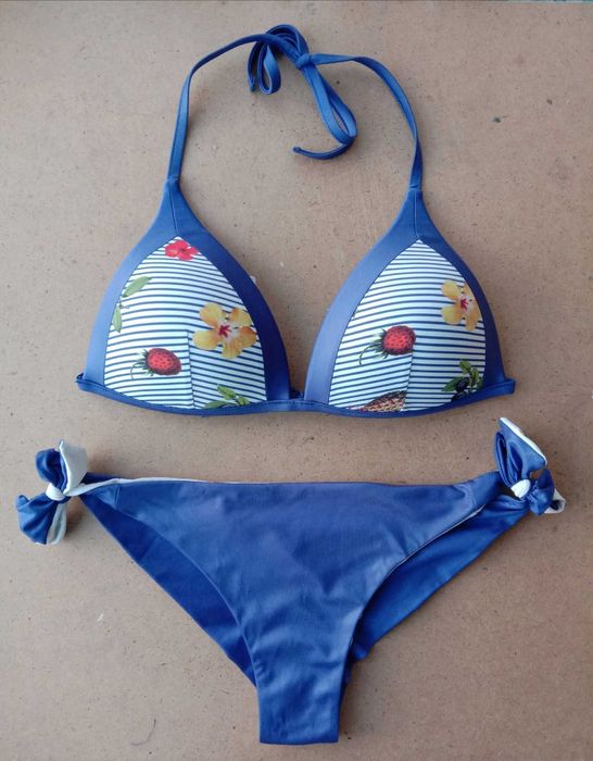 Купальник роздільний, в полоску. На зав'язках