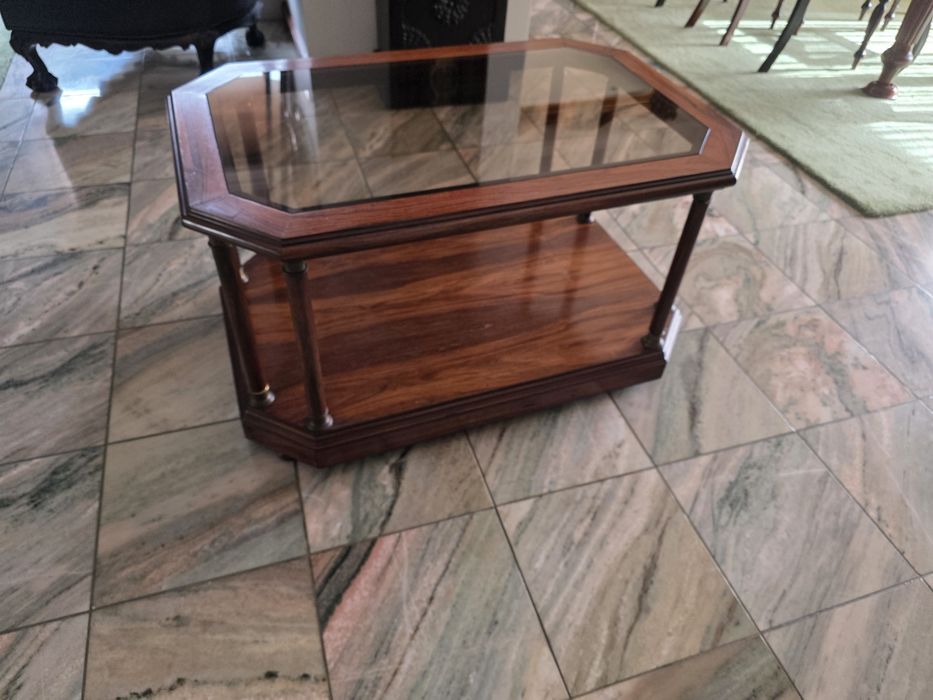 Mesa de centro para sala de estar em pau santo com tampo em vidro temperador