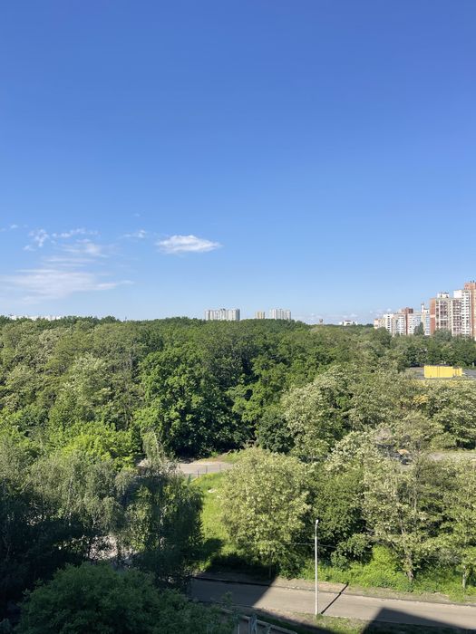 Продається простора 3-кімнатна квартира поруч із метро Теремки,