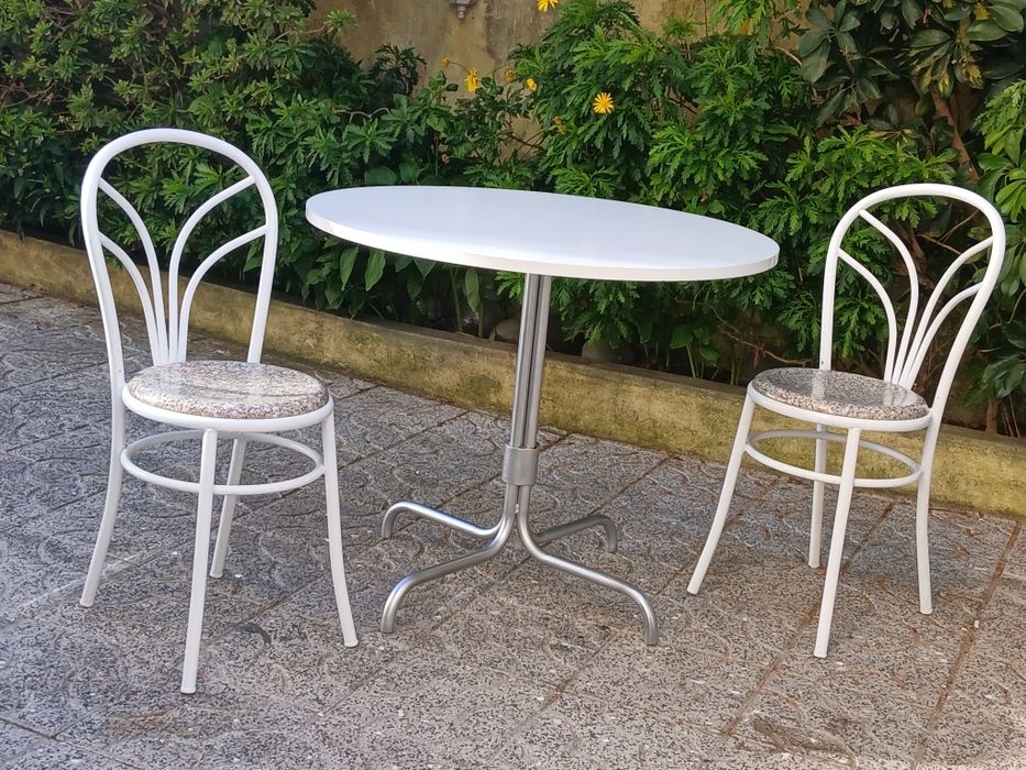 Vendo MESA e 2 CADEIRAS para interior ou exterior como nova. Possibilidade de entrega