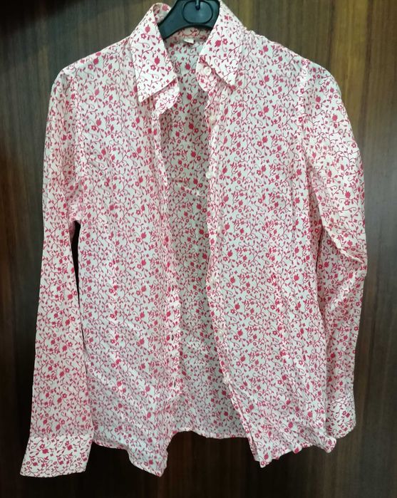 Camisa florida branca e vermelha