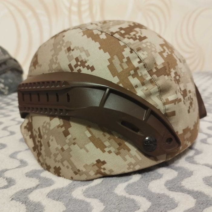 Replika hełmu MICH2000 w pokrowcu maskującym