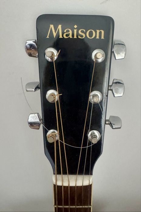 Guitarra acústica Maison com estojo incluído.