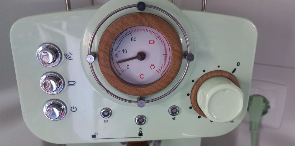 Máquina de Café em caixa com manual