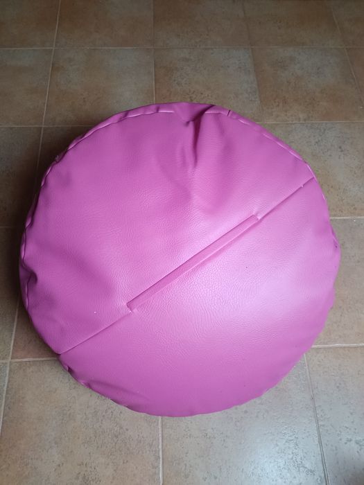 Puf em pele rosa com enchimento de esferovite