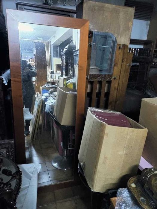 Grande espelho com moldura em madeira