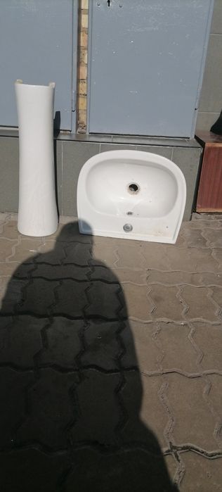 Продам умывальник с ножкой