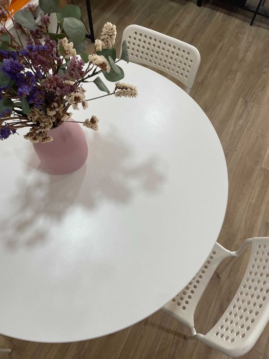 Mesa Redonda Branca com 4 Cadeiras