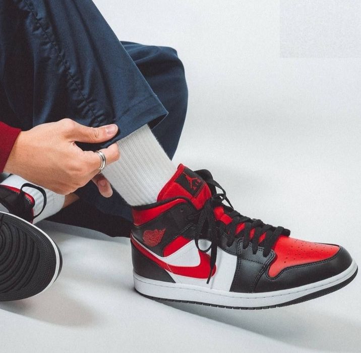 Jordan 1 mid 45 размер  11 us  red black white