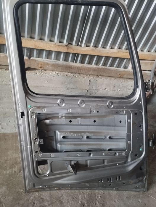 Двері Вольво потребують ремонту. Ліва водійська.ціна 5500;