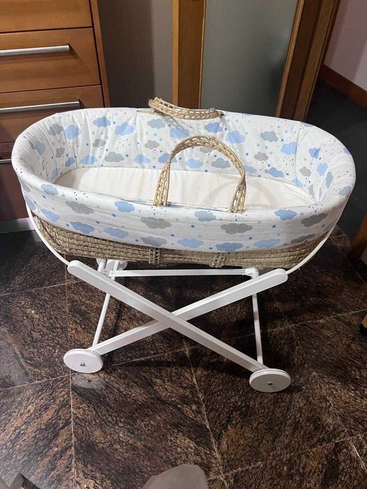 Berço de bebé com rodas