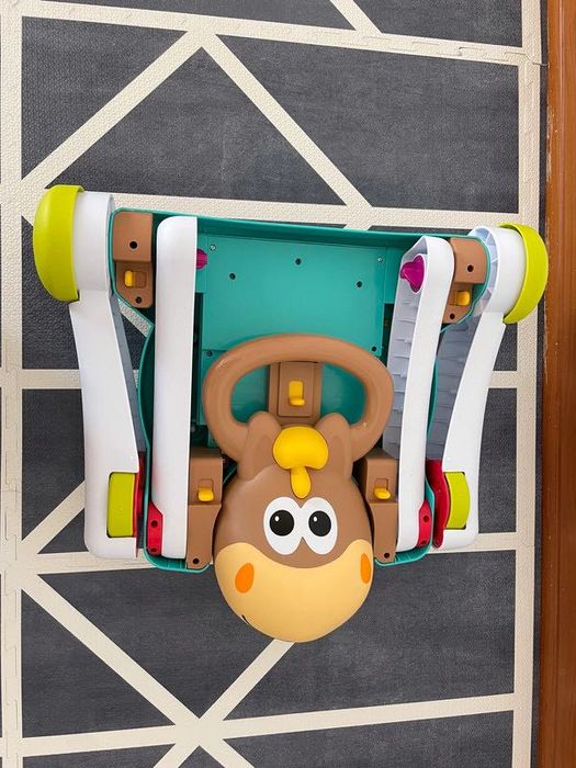 Andador e mesa de atividades