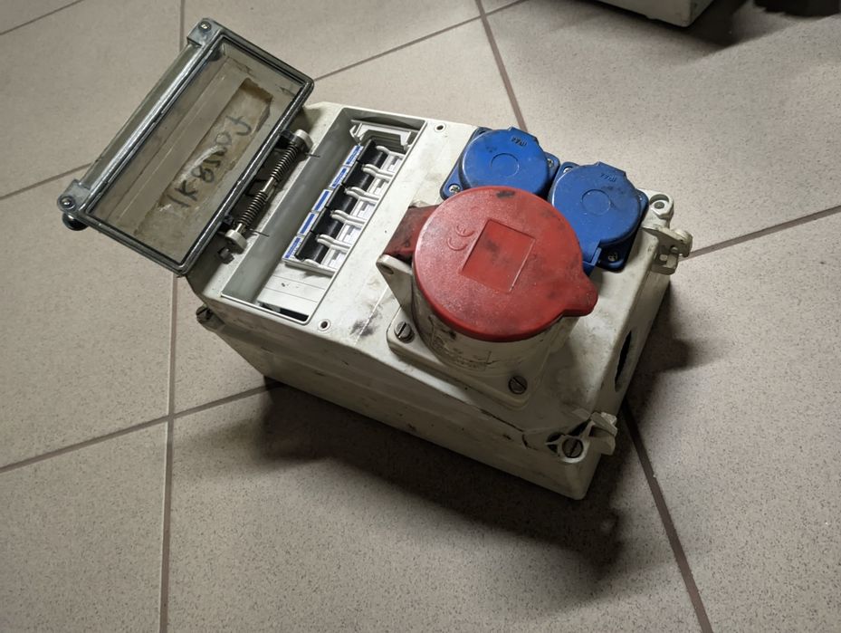 Rozdzielnica budowlana garażowa, siła zabezpieczenie  erbetka