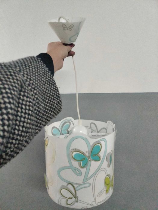 Vendo candeeiro de mesa e de tecto quarto menina