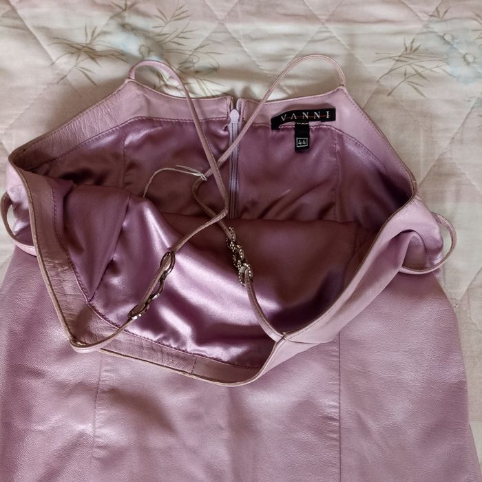 Vestido em pele (couro) cor de rosa com brilhantes