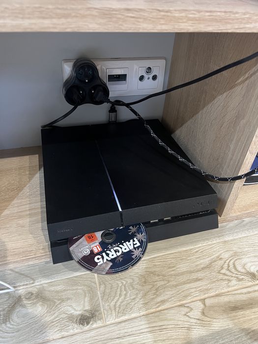 Konsola ps4 plus dwa pady 800Gb