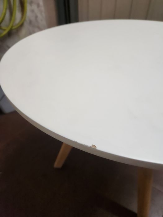Mesa redonda de canto com 03 pés em madeira e com diâmetro  de 60 cm .