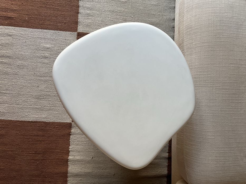 Mesa de apoio exterior ou interior Macarella de cimento branco 48 x 47 cm forma orgânica curva Kave Home