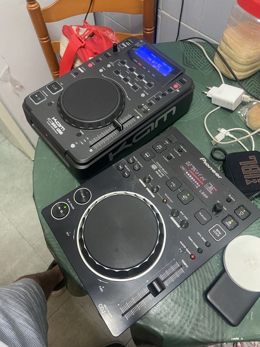 Vendo essas mesas de dj por 200€ mad aceito propostas .