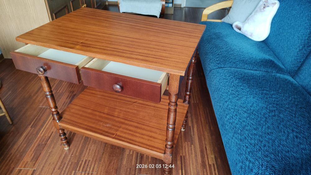 Stolik pomocniczy z półką i szufladami