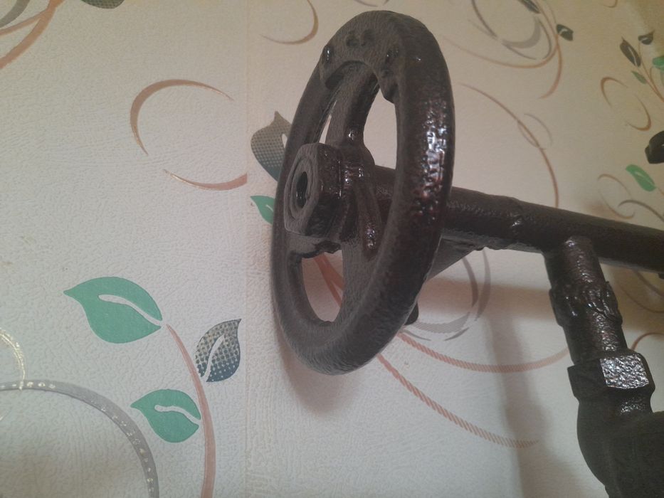 Кран декоративный на стену.