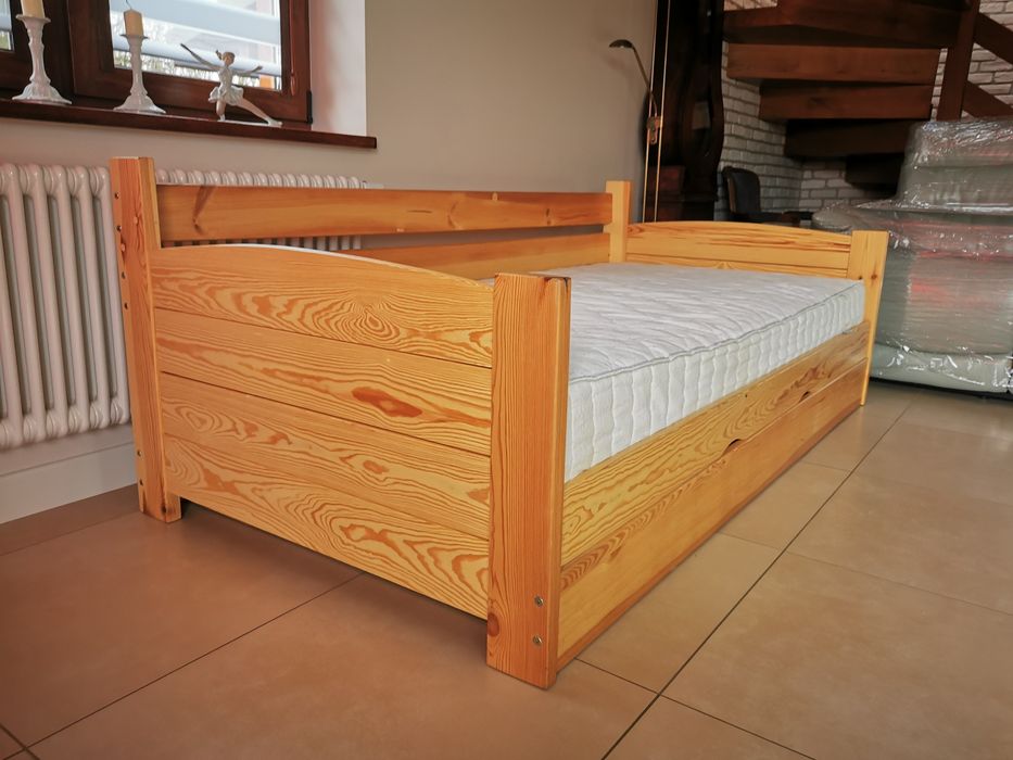 Łóżko VIP drewniane sosnowe 100 x 200 cm z materacem  Hilding Zorba