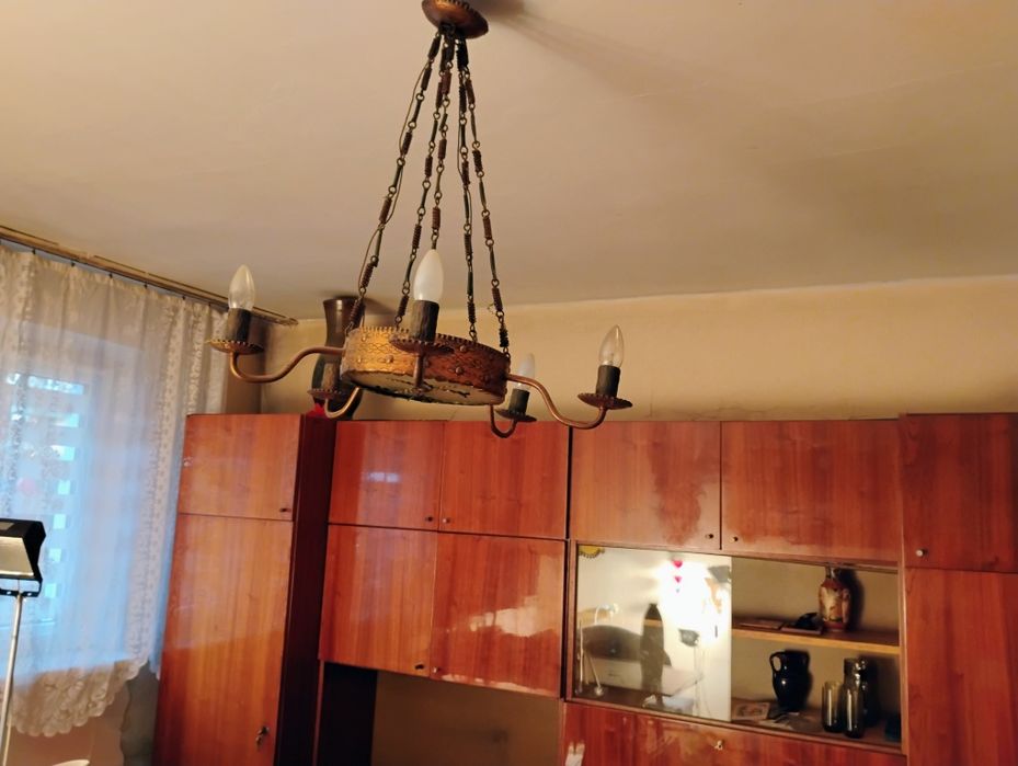 Monety, zegar, bujak, lampa.