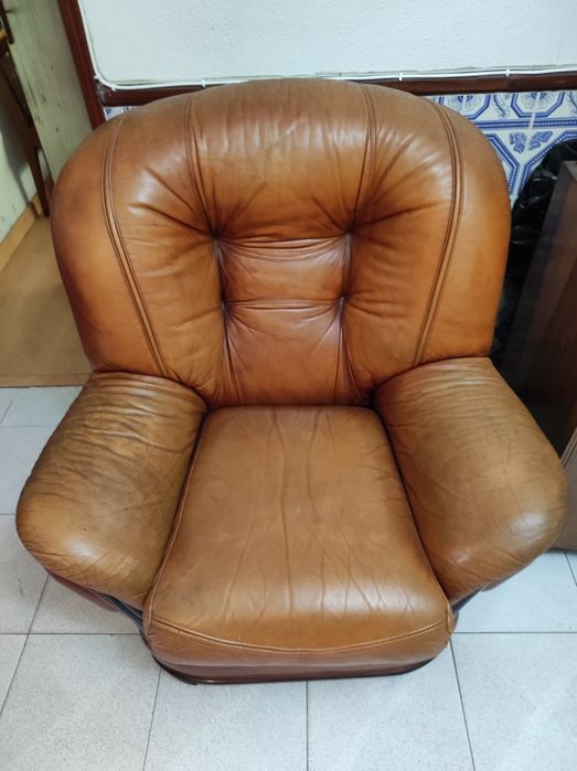 Conjunto de sofá-cama e 2 poltronas em pele
